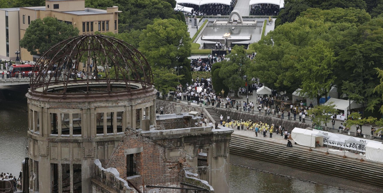 Lễ tưởng niệm 77 năm ngày Mỹ ném bom nguyên tử xuống Hiroshima tại Công viên tưởng niệm hòa bình ở Hiroshima (Ảnh: Kyodo). Lễ tưởng niệm 77 năm ngày Mỹ ném bom nguyên tử xuống Hiroshima tại Công viên tưởng niệm hòa bình ở Hiroshima (Ảnh: Kyodo).