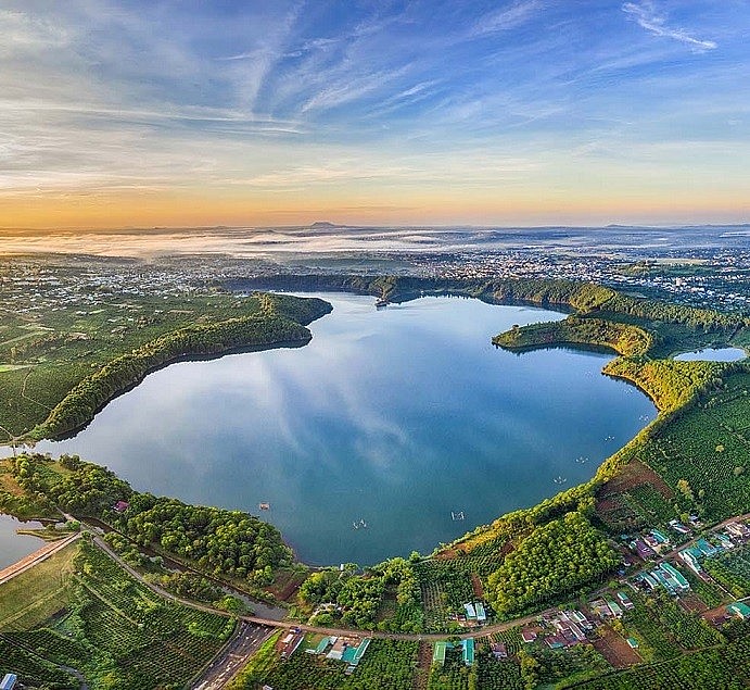 The Most Beautiful Natural Lake in Tay Nguyen The Most Beautiful Natural Lake in Tay Nguyen