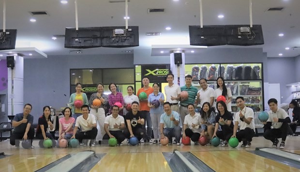 Trước đó, cán bộ, công nhân viên hai đại sứ quán đã tổ chức giao lưu golf và bowling giúp tăng cường hiểu biết, gắn bó giữa hai đại sứ quán. Trước đó, cán bộ, công nhân viên hai đại sứ quán đã tổ chức giao lưu golf và bowling giúp tăng cường hiểu biết, gắn bó giữa hai đại sứ quán.