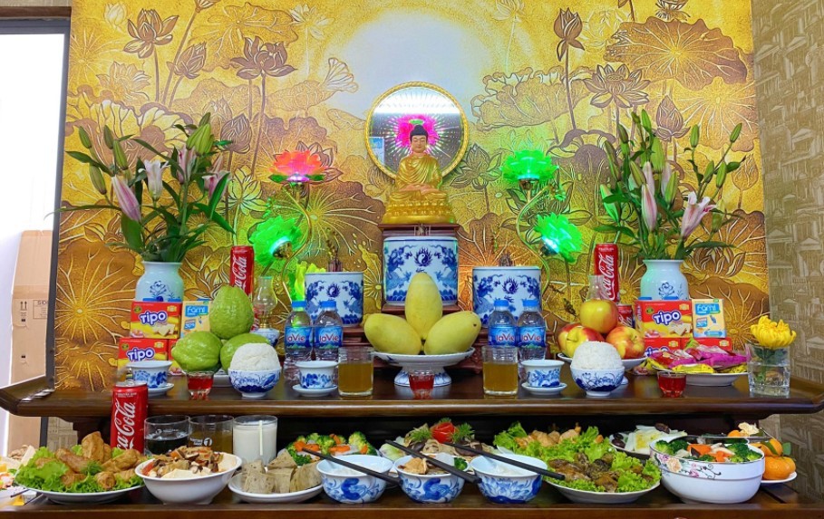 Rằm tháng 7 âm lịch hàng năm còn là ngày xá tội vong nhân, dân gian gọi một cách nôm na là ngày cúng cô hồn, để bố thí cho những vong hồn không ai thờ cúng ... Ảnh minh họa. Rằm tháng 7 âm lịch hàng năm còn là ngày xá tội vong nhân, dân gian gọi một cách nôm na là ngày cúng cô hồn, để bố thí cho những vong hồn không ai thờ cúng ... Ảnh minh họa.