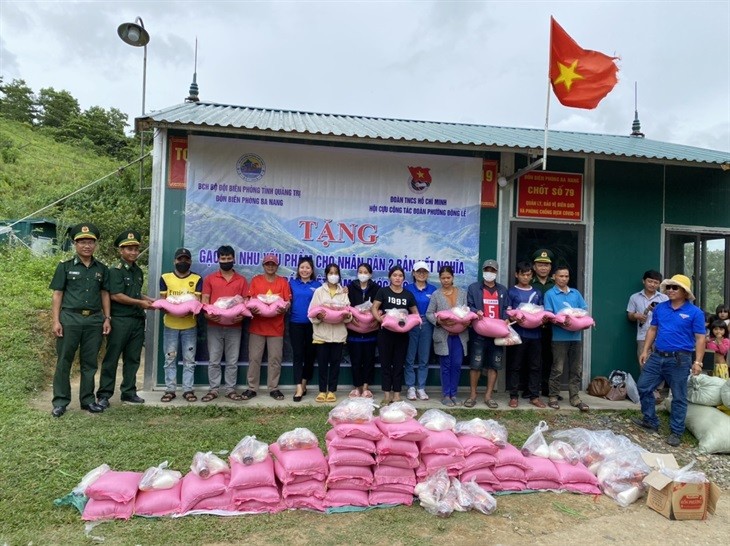 Đại diện Đồn Biên phòng Ba Nang và Hội cựu công tác Đoàn phường Đông Lễ, thành phố Đông Hà, Quảng Trị trao tặng quà cho nhân dân bản Sa Trầm và bản A Xóc. Ảnh: Phước Trung Đại diện Đồn Biên phòng Ba Nang và Hội cựu công tác Đoàn phường Đông Lễ, thành phố Đông Hà, Quảng Trị trao tặng quà cho nhân dân bản Sa Trầm và bản A Xóc. Ảnh: Phước Trung