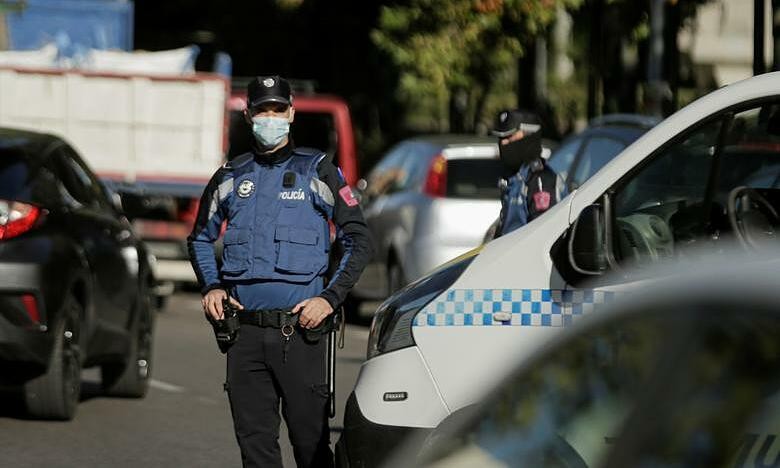 Cops stand guard in Madrid, Spain, October 3, 2020. Picture by Reuters/Javier Barbancho Cops stand guard in Madrid, Spain, October 3, 2020. Picture by Reuters/Javier Barbancho