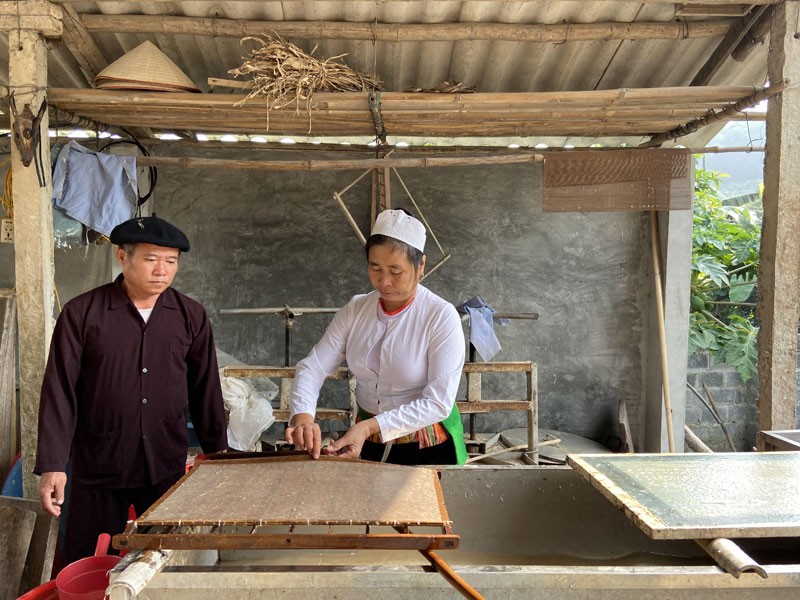 Các nghệ nhân trình diễn các công đoạn làm giấy dó (Ảnh minh họa). Các nghệ nhân trình diễn các công đoạn làm giấy dó (Ảnh minh họa).
