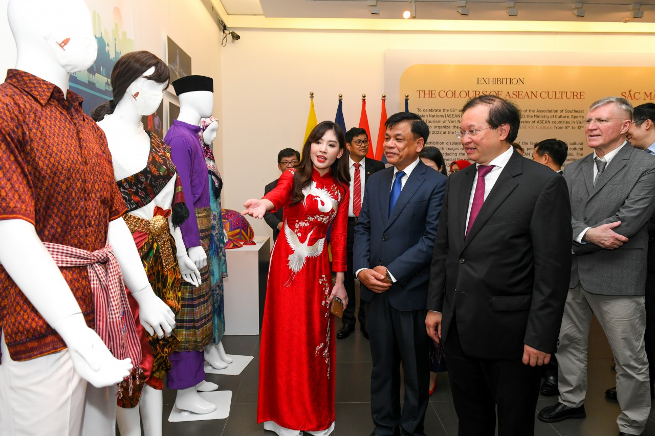 Các đại biểu tham quan triển lãm. Các đại biểu tham quan triển lãm.