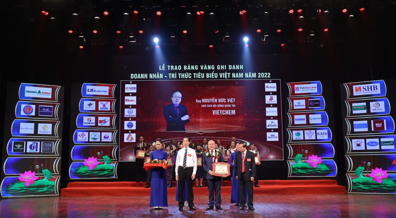 Giải thưởng “Doanh nhân vàng Đất Việt” năm 2022 là một trong những sự ghi nhận thành tích xuất sắc của Chủ tịch HĐQT VIETCHEM - ông Nguyễn Đức Việt trong phong trào thi đua sản xuất kinh doanh.