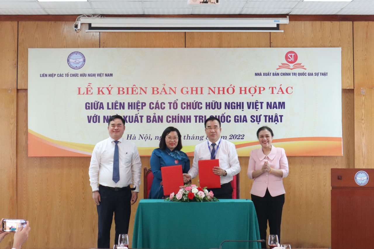 Đại diện Liên hiệp các tổ chức hữu nghị Việt Nam và Nhà xuất bản Chính trị Quốc gia Sự thật ký kết Bản ghi nhớ (Ảnh: Hạnh Trần). Đại diện Liên hiệp các tổ chức hữu nghị Việt Nam và Nhà xuất bản Chính trị Quốc gia Sự thật ký kết Bản ghi nhớ (Ảnh: Hạnh Trần).