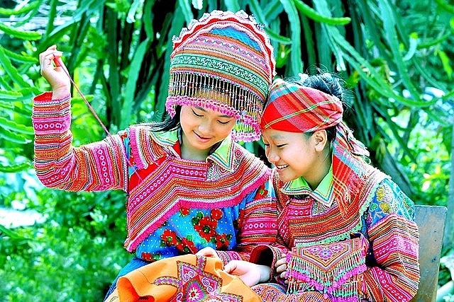 Nghệ thuật trang trí trên trang phục của người Mông Hoa huyện Lâm Bình, huyện Hàm Yên, huyện Chiêm Hoá, huyện Na Hang, huyện Yên Sơn, tỉnh Tuyên Quang (Ảnh: Tỉnh ủy Tuyên Quang).