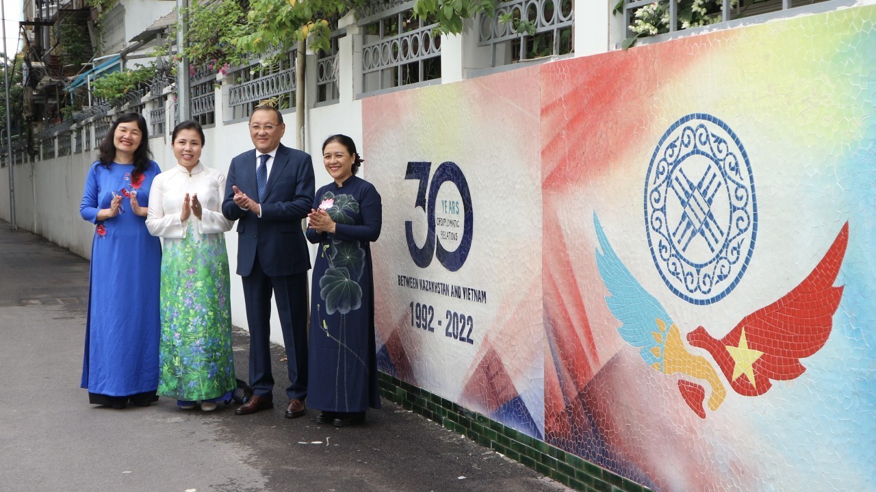 Ceramic Walls to Send the Message of Culture Promotion Ceramic Walls - Message to Promote Cultures