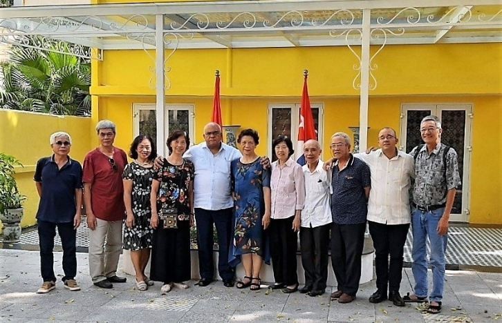 Members of the club of Vietnamese alumni once studied in Cuba visited the Cuban Embassy in Hanoi and shared with the Ambassador Orlando Hernandez Guillen, about the damages caused by the devastating fire and the obstacles faced by the Cuban people. Members of the club of Vietnamese alumni once studied in Cuba visited the Cuban Embassy in Hanoi and shared with the Ambassador Orlando Hernandez Guillen, about the damages caused by the devastating fire and the obstacles faced by the Cuban people.