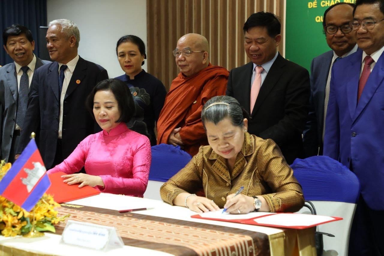 Hai Hội Hữu nghị ký Biên bản ghi nhớ về hợp tác. Hai Hội Hữu nghị ký Biên bản ghi nhớ về hợp tác.