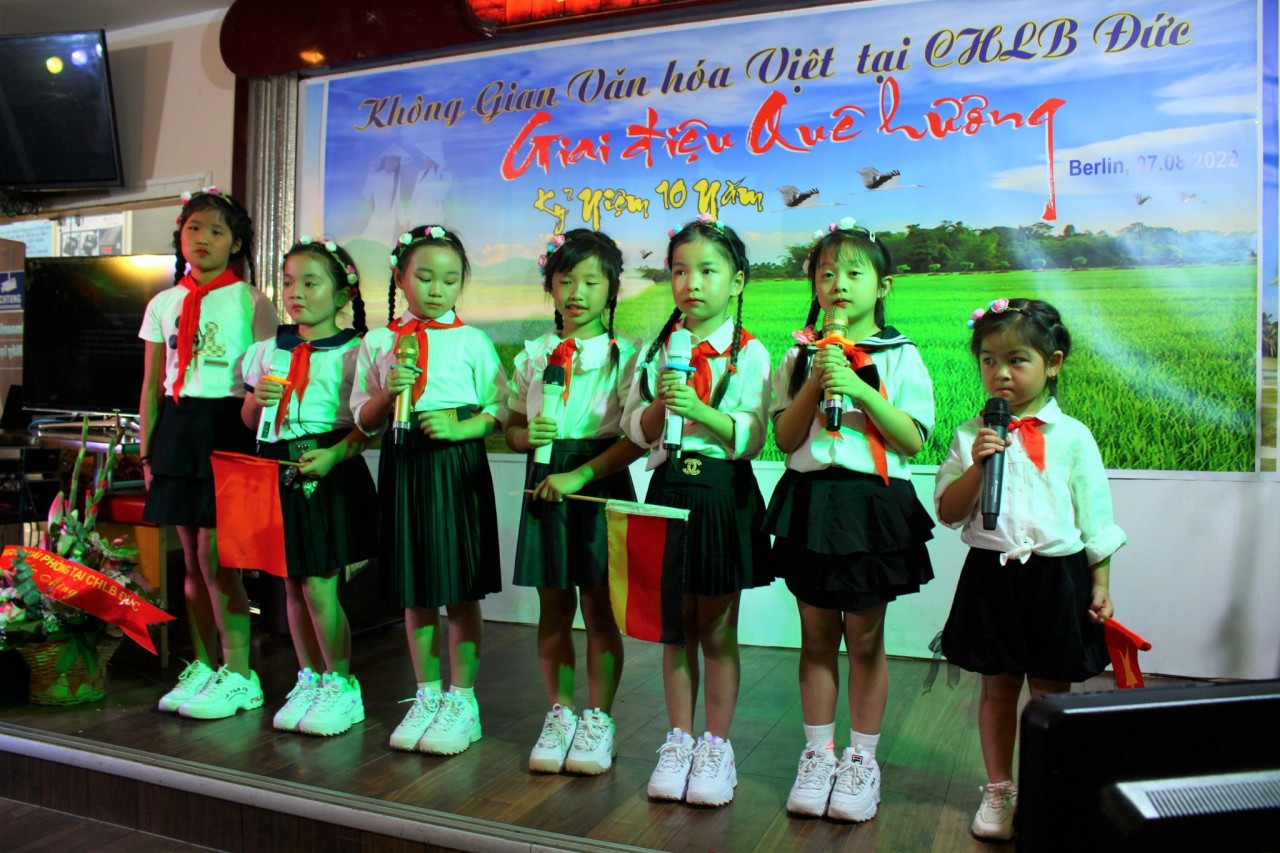 Các cháu thiếu nhi biểu diễn trong chương trình Không gian văn hóa Việt tại Đức lần thứ 10 (Ảnh: BTC). Các cháu thiếu nhi biểu diễn trong chương trình Không gian văn hóa Việt tại Đức lần thứ 10 (Ảnh: BTC).