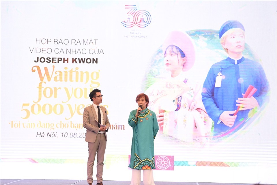 Ca sĩ/nhạc sĩ Joseph Kwon chia sẻ về MV ca nhạc của mình và những tình cảm dành cho đất nước, con người Việt Nam. Ảnh: VGP Ca sĩ/nhạc sĩ Joseph Kwon chia sẻ về MV ca nhạc của mình và những tình cảm dành cho đất nước, con người Việt Nam. Ảnh: VGP