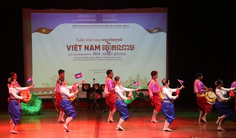 Một tiết mục múa của các nghệ sĩ Campuchia tại lễ khai mạc Tuần Văn hóa Việt Nam tại Campuchia (Ảnh: Nhân Dân). Một tiết mục múa của các nghệ sĩ Campuchia tại lễ khai mạc Tuần Văn hóa Việt Nam tại Campuchia (Ảnh: Nhân Dân).