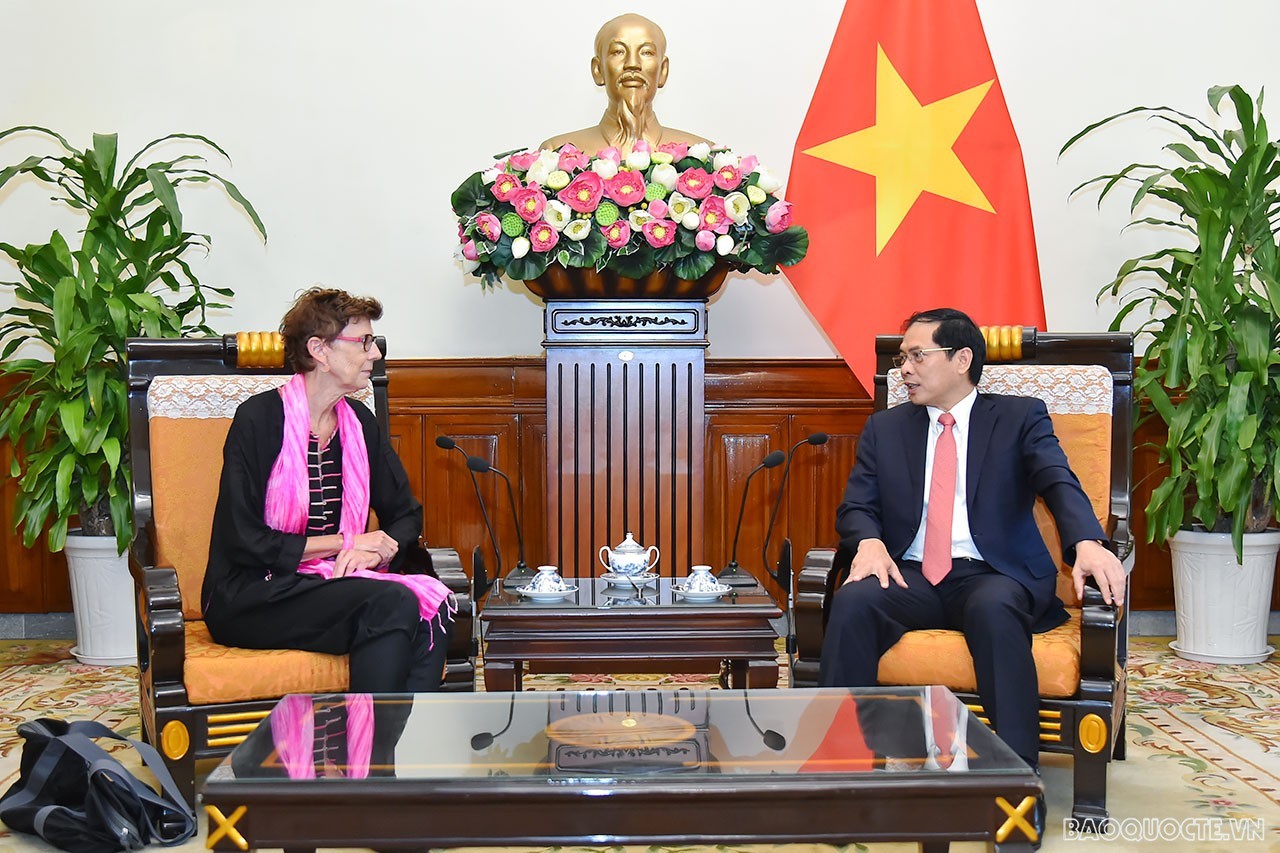 Tiếp Đại sứ Na Uy Grete Lochen chào từ biệt, Bộ trưởng Bùi Thanh Sơn đề nghịNa Uy thúc đẩy tiến độ đàm phán, ký kết Hiệp định FTA giữa Việt Nam và khối EFTA. (Ảnh: Tuấn Anh) Tiếp Đại sứ Na Uy Grete Lochen chào từ biệt, Bộ trưởng Bùi Thanh Sơn đề nghịNa Uy thúc đẩy tiến độ đàm phán, ký kết Hiệp định FTA giữa Việt Nam và khối EFTA. (Ảnh: Tuấn Anh)