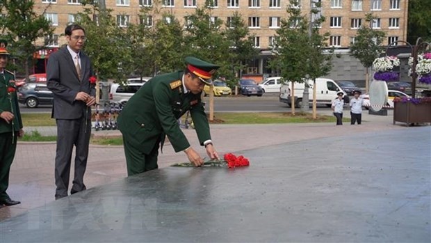 Đại tá Tạ Quang Thảo, Phó Cục trưởng Cục Quân huấn, Bộ Tổng Tham mưu Quân đội Nhân dân Việt Nam dâng hoa tại Tượng đài Chủ tịch Hồ Chí Minh ở thủ đô Moskva, Liên bang Nga. (Ảnh: Duy Trinh/TTXVN) Đại tá Tạ Quang Thảo, Phó Cục trưởng Cục Quân huấn, Bộ Tổng Tham mưu Quân đội Nhân dân Việt Nam dâng hoa tại Tượng đài Chủ tịch Hồ Chí Minh ở thủ đô Moskva, Liên bang Nga. (Ảnh: Duy Trinh/TTXVN)