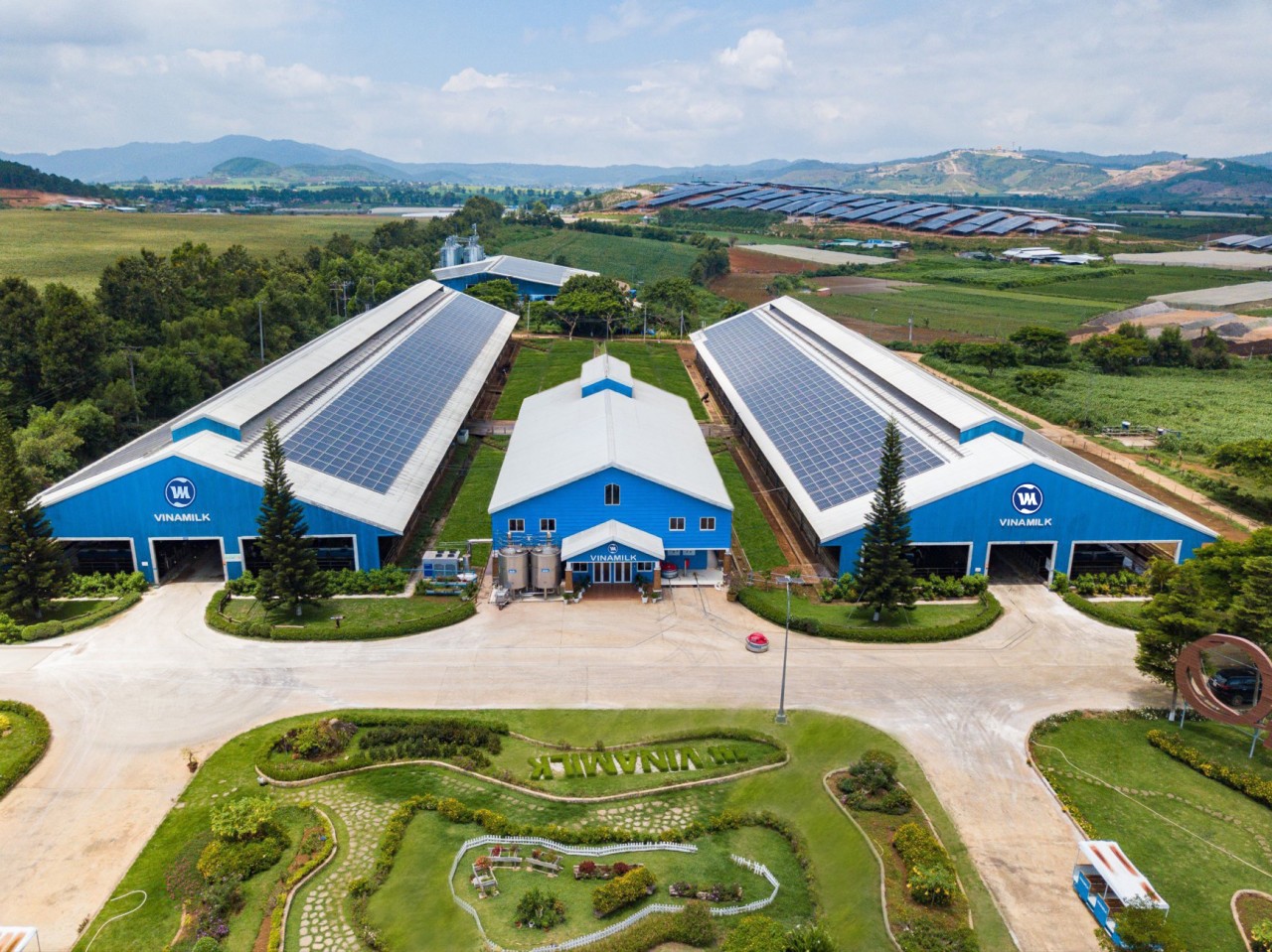 Hệ thống năng lượng mặt trời được lắp đặt giúp tiết kiệm điện năng hiệu quả. Hệ thống năng lượng mặt trời được lắp đặt giúp tiết kiệm điện năng hiệu quả.