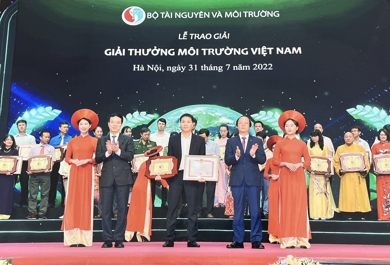 Đại diện Trang trại bò sữa Vinamilk Đà Lạt và các tổ chức, cá nhân đạt thành tích xuất sắc tại Giải thưởng Môi trường Việt Nam. Đại diện Trang trại bò sữa Vinamilk Đà Lạt và các tổ chức, cá nhân đạt thành tích xuất sắc tại Giải thưởng Môi trường Việt Nam.