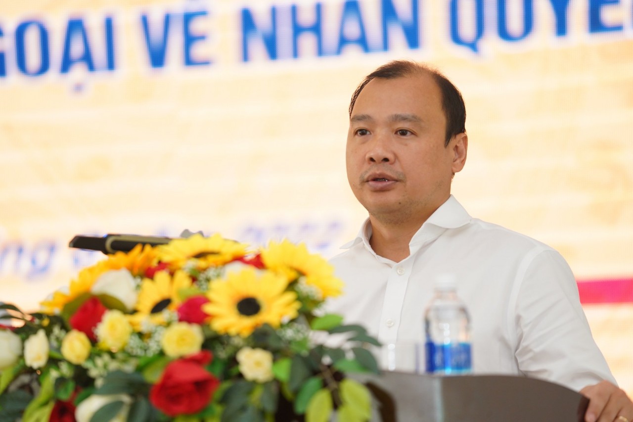 Phó Trưởng ban Tuyên giáo Trung ương Lê Hải Bình báo cáo tình hình thế giới và khu vực tác động đến công tác thông tin đối ngoại; một số nội dung cơ bản và điểm mới trong dự thảo Chiến lược thông tin đối ngoại của Bộ Chính trị. Phó Trưởng ban Tuyên giáo Trung ương Lê Hải Bình báo cáo tình hình thế giới và khu vực tác động đến công tác thông tin đối ngoại; một số nội dung cơ bản và điểm mới trong dự thảo Chiến lược thông tin đối ngoại của Bộ Chính trị.