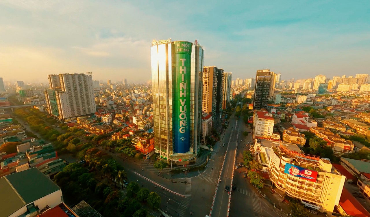 Toàn cảnh tòa nhà VPBank với bảng quảng cáo kỷ lục quốc gia. Toàn cảnh tòa nhà VPBank với bảng quảng cáo kỷ lục quốc gia.