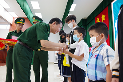 Trao học bổng, xe đạp cho học sinh khó khăn ở biên giới tỉnh Đắk Lắk