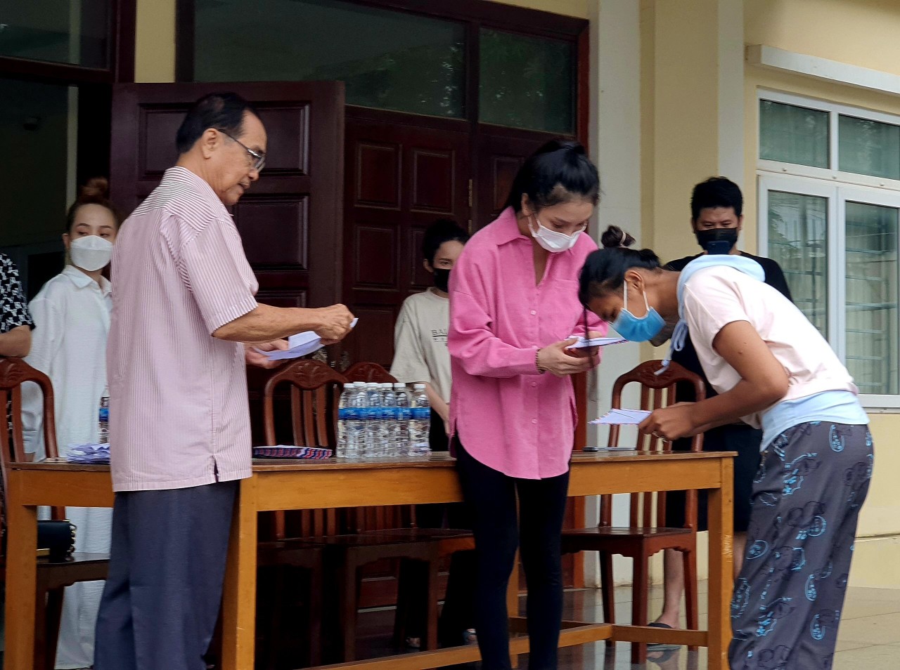 Tặng 180 suất quà cho các gia đình gốc Việt và Campuchia có hoàn cảnh khó khăn Tặng 180 suất quà cho các gia đình gốc Việt và Campuchia có hoàn cảnh khó khăn
