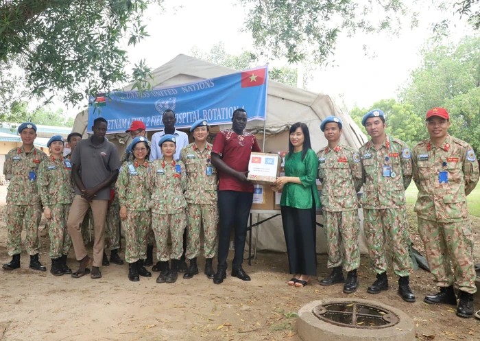 Các chiến sĩ “mũ nồi xanh” khám chữa bệnh thiện nguyện trong mùa mưa lũ ở Nam Sudan Các chiến sĩ “mũ nồi xanh” khám chữa bệnh thiện nguyện trong mùa mưa lũ ở Nam Sudan