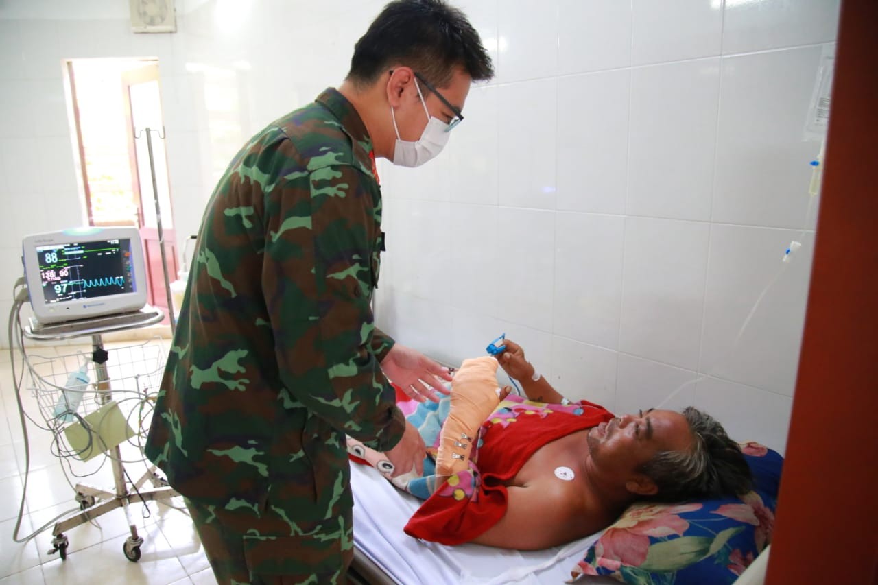 Trung tâm Y tế thị trấn Trường Sa cấp cứu ngư dân bị tai nạn lao động Trung tâm Y tế thị trấn Trường Sa cấp cứu ngư dân bị tai nạn lao động
