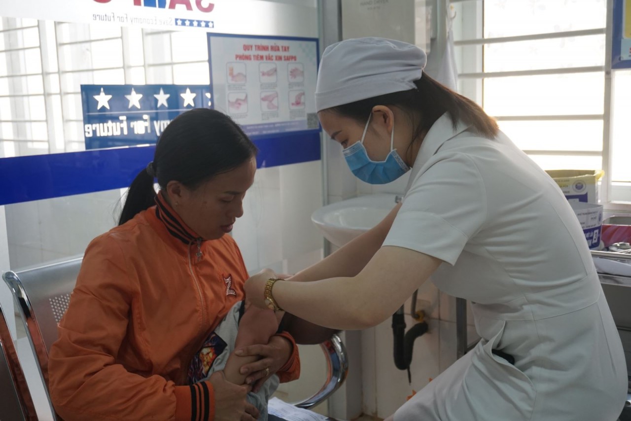 Đề xuất nâng phụ cấp lên 100% cho nhân viên y tế dự phòng, y tế xã, phường