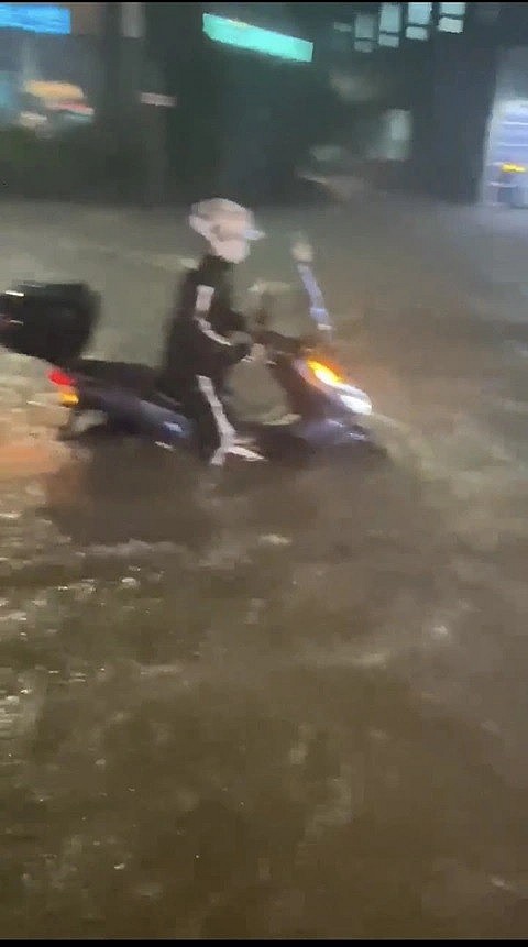 Flood situation in front of the shop where Duy is working on the evening of 8/8. Flood situation in front of the shop where Duy is working on the evening of 8/8.