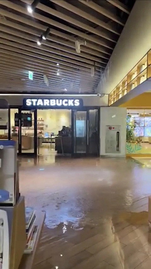 Rainwater seeped into the underground mall on the evening of 8/8. Rainwater seeped into the underground mall on the evening of 8/8.