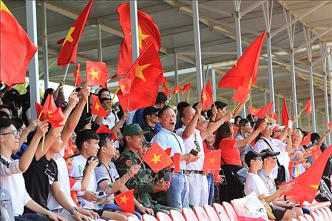 A large number of people from the Vietnamese community in Russia came to the Alabino training ground, outside Moscow, to cheer for the tank team. Photo: Duy Trinh/VNA reporter in Russia A large number of people from the Vietnamese community in Russia came to the Alabino training ground, outside Moscow, to cheer for the tank team. Photo: Duy Trinh/VNA reporter in Russia