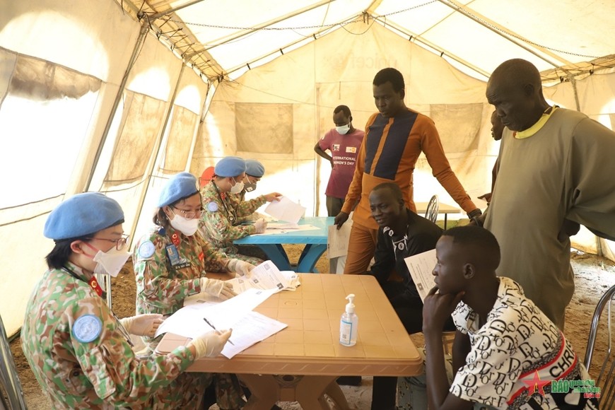 Vietnamese blue-beret doctors give health checkups to locals. Source: PANO Vietnamese blue-beret doctors give health checkups to locals. Source: PANO