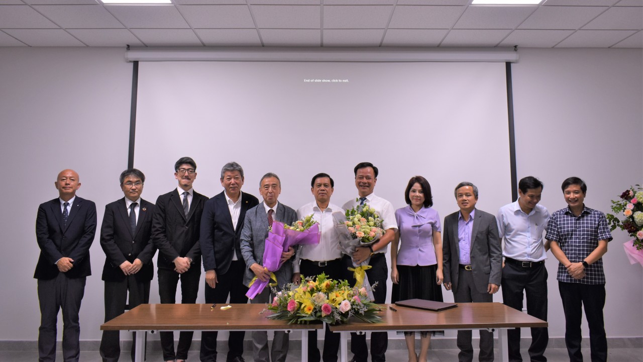 Các đại biểu tham dự buổi lễ. Các đại biểu tham dự buổi lễ.