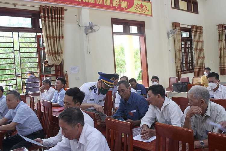 Quân chủng Hải Quân chung tay đưa Luật Cảnh sát biển Việt Nam đến với ngư dân Quân chủng Hải Quân chung tay đưa Luật Cảnh sát biển Việt Nam đến với ngư dân