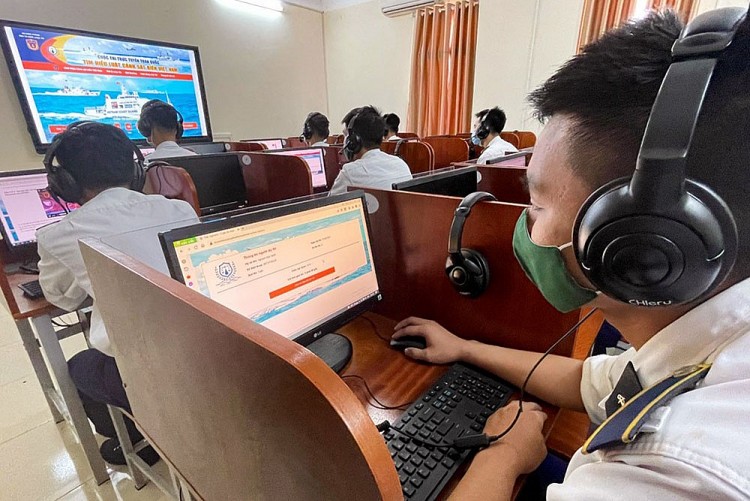 Quân chủng Hải Quân chung tay đưa Luật Cảnh sát biển Việt Nam đến với ngư dân Quân chủng Hải Quân chung tay đưa Luật Cảnh sát biển Việt Nam đến với ngư dân