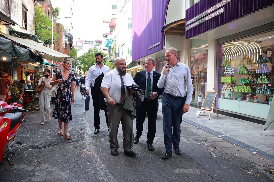 UK Home Office Permanent Under-Secretary Matthew Rycroft took a stroll in Hanoi’s old quarter. UK Home Office Permanent Under-Secretary Matthew Rycroft took a stroll in Hanoi’s old quarter.