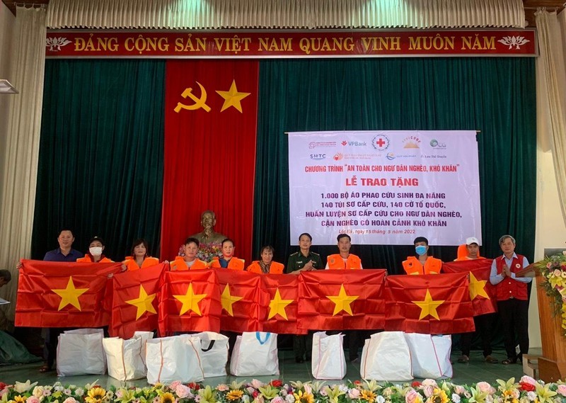 Trao 1 nghìn áo phao đa năng cho ngư dân Hà Tĩnh Trao 1 nghìn áo phao đa năng cho ngư dân Hà Tĩnh
