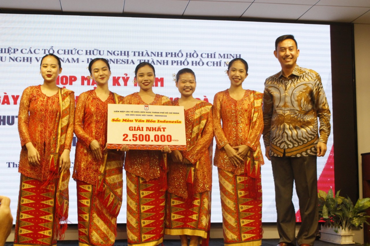 trao giải cuộc thi “Sắc màu văn hóa Indonesia” (Ảnh: HUFO). trao giải cuộc thi “Sắc màu văn hóa Indonesia” (Ảnh: HUFO).