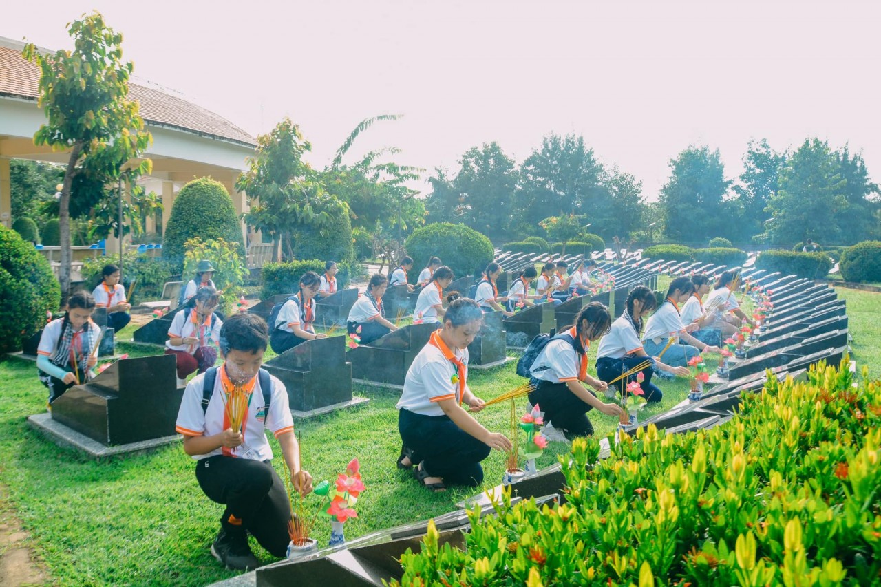 Thiếu nhi ba nước viếng Nghĩa trang Liệt sĩ Rừng Sác