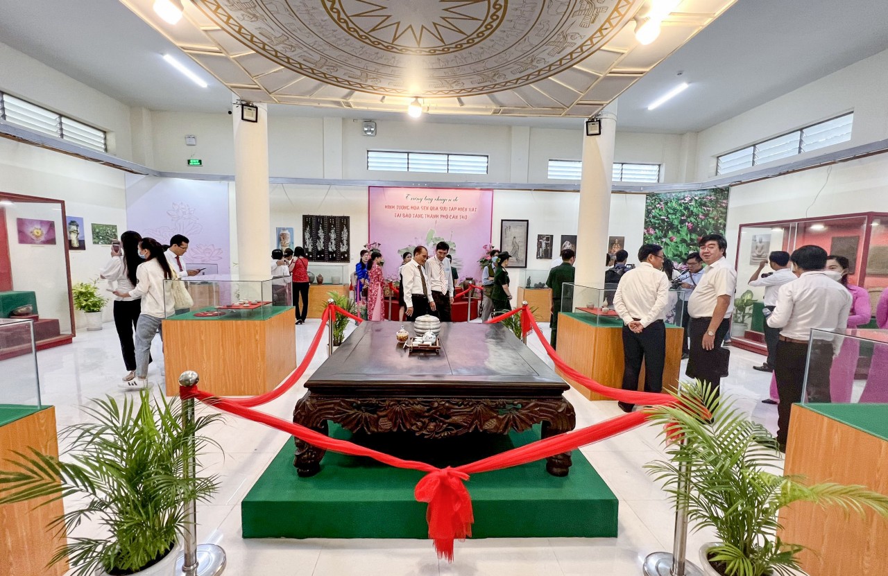 Cần Thơ triển lãm ảnh “Cuộc đời và hoạt động cách mạng của Chủ tịch Hồ Chí Minh” Cần Thơ triển lãm ảnh “Cuộc đời và hoạt động cách mạng của Chủ tịch Hồ Chí Minh”
