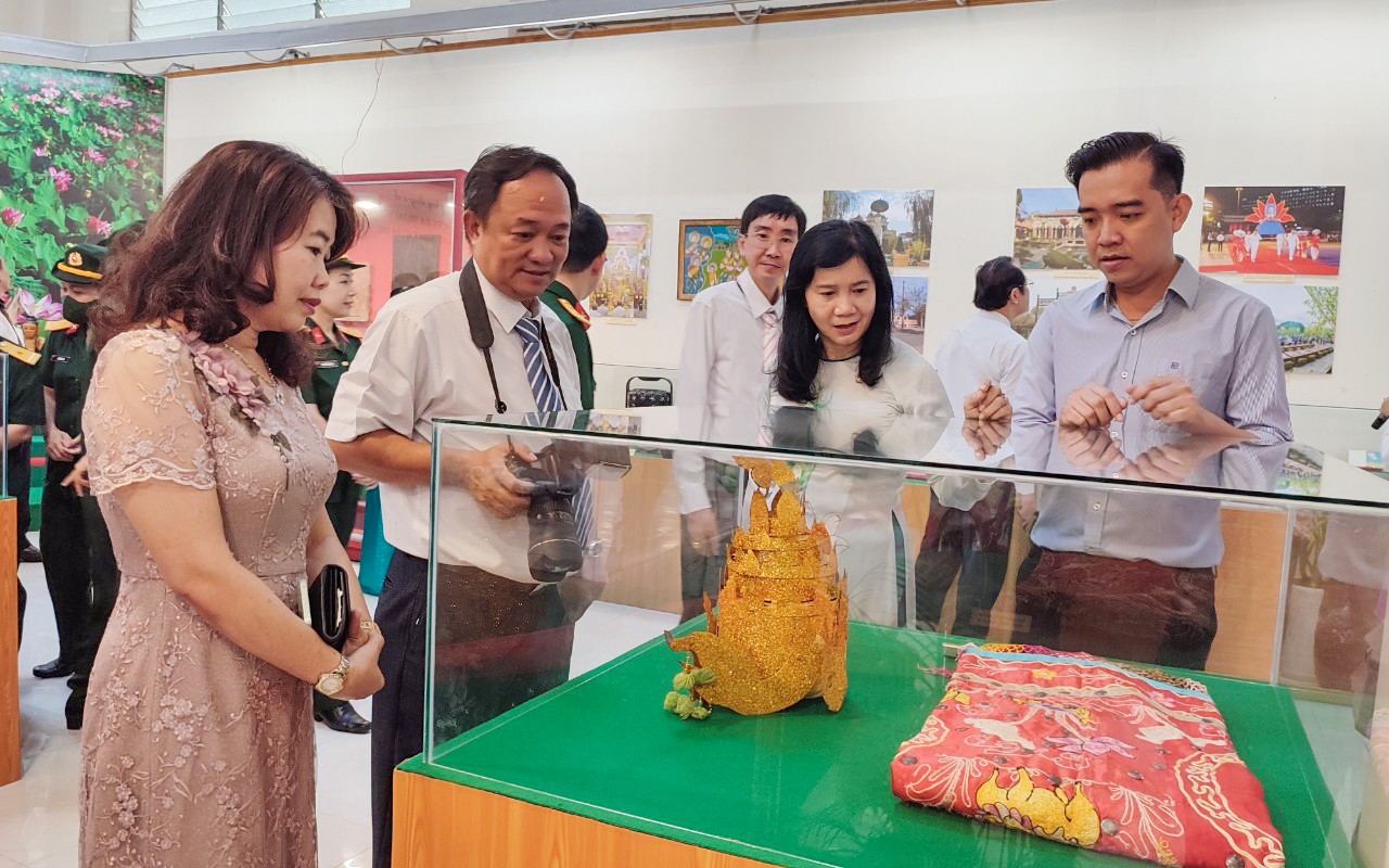 Cần Thơ triển lãm ảnh “Cuộc đời và hoạt động cách mạng của Chủ tịch Hồ Chí Minh” Cần Thơ triển lãm ảnh “Cuộc đời và hoạt động cách mạng của Chủ tịch Hồ Chí Minh”