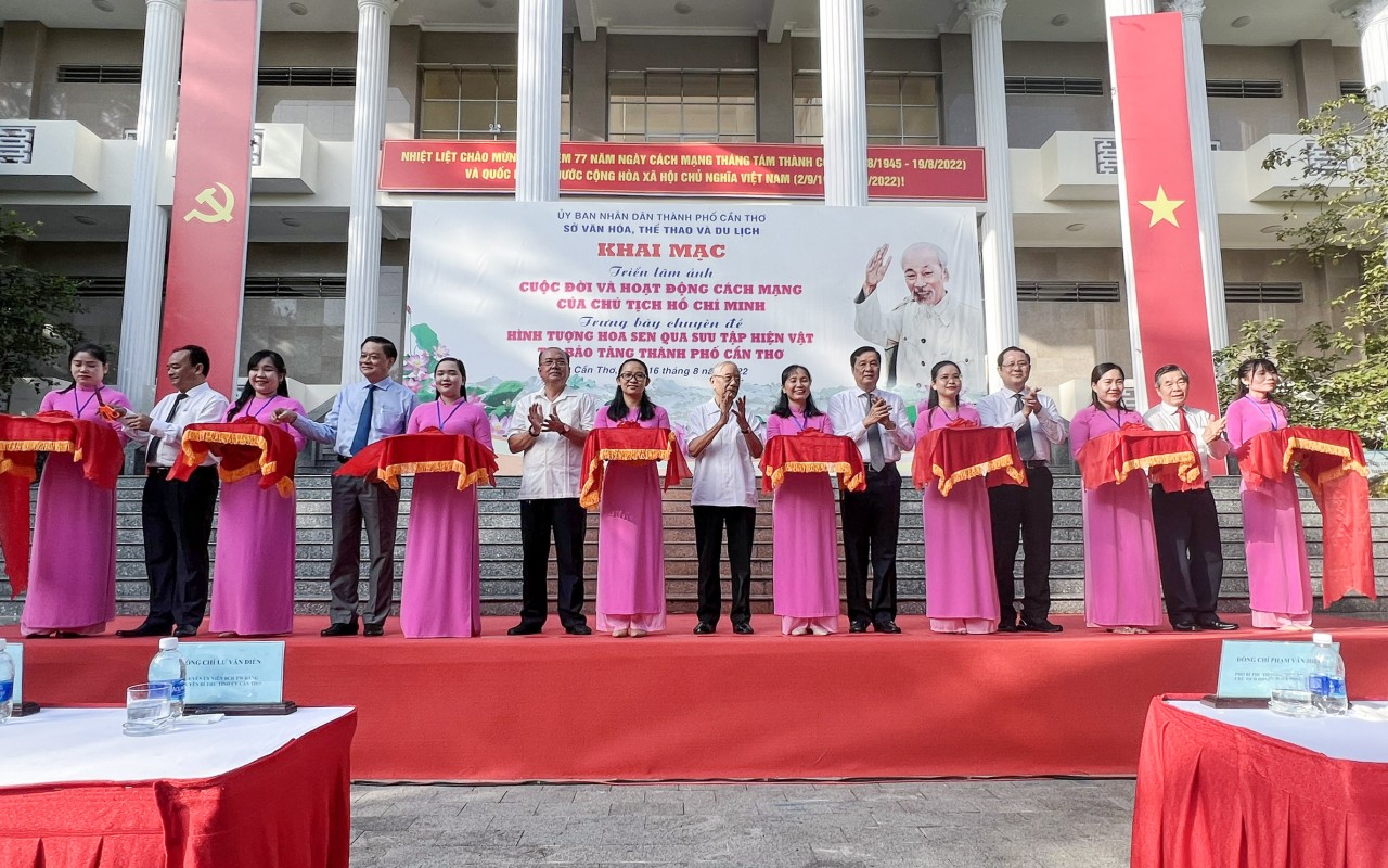 Cần Thơ triển lãm ảnh “Cuộc đời và hoạt động cách mạng của Chủ tịch Hồ Chí Minh” Cần Thơ triển lãm ảnh “Cuộc đời và hoạt động cách mạng của Chủ tịch Hồ Chí Minh”