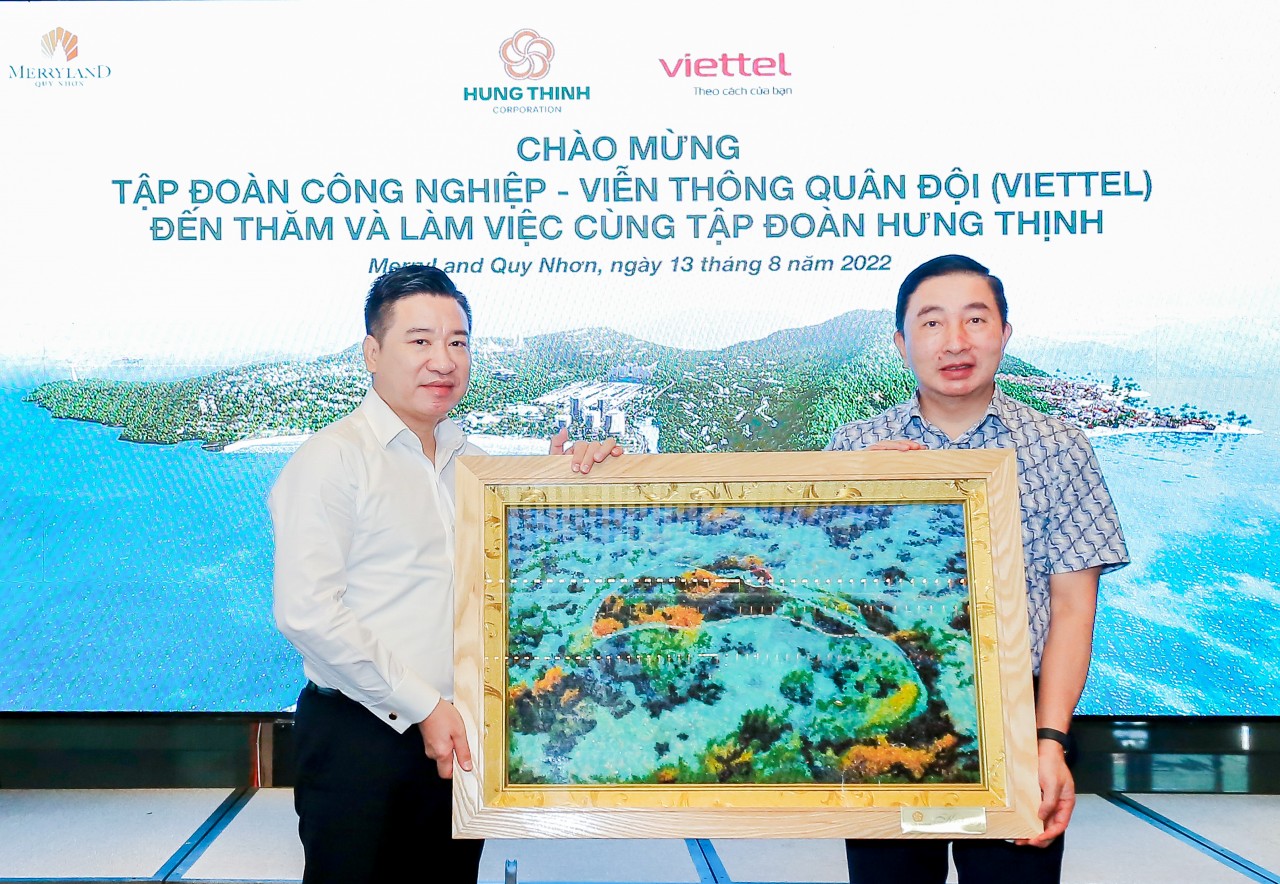 Ông Nguyễn Đình Trung – Chủ tịch Tập đoàn Hưng Thịnh đại diện tặng tranh đá “mùa rong biển tại Hải Giang” đến Thiếu tướng Nguyễn Thanh Nam – Bí thư Đảng ủy, Phó Tổng Giám đốc Tập đoàn Viettel. Ông Nguyễn Đình Trung – Chủ tịch Tập đoàn Hưng Thịnh đại diện tặng tranh đá “mùa rong biển tại Hải Giang” đến Thiếu tướng Nguyễn Thanh Nam – Bí thư Đảng ủy, Phó Tổng Giám đốc Tập đoàn Viettel.