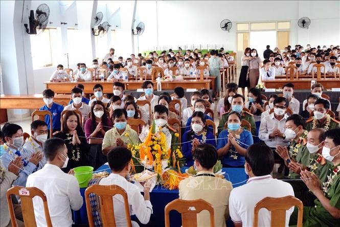 Thắm tình đoàn kết sinh viên Việt Nam - Lào Thắm tình đoàn kết sinh viên Việt Nam - Lào