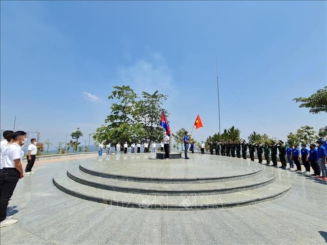 Thắm tình đoàn kết sinh viên Việt Nam - Lào Thắm tình đoàn kết sinh viên Việt Nam - Lào