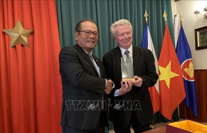 Trao Giải thưởng toàn quốc về thông tin đối ngoại cho nhà văn Séc Karel Sys Trao Giải thưởng toàn quốc về thông tin đối ngoại cho nhà văn Séc Karel Sys