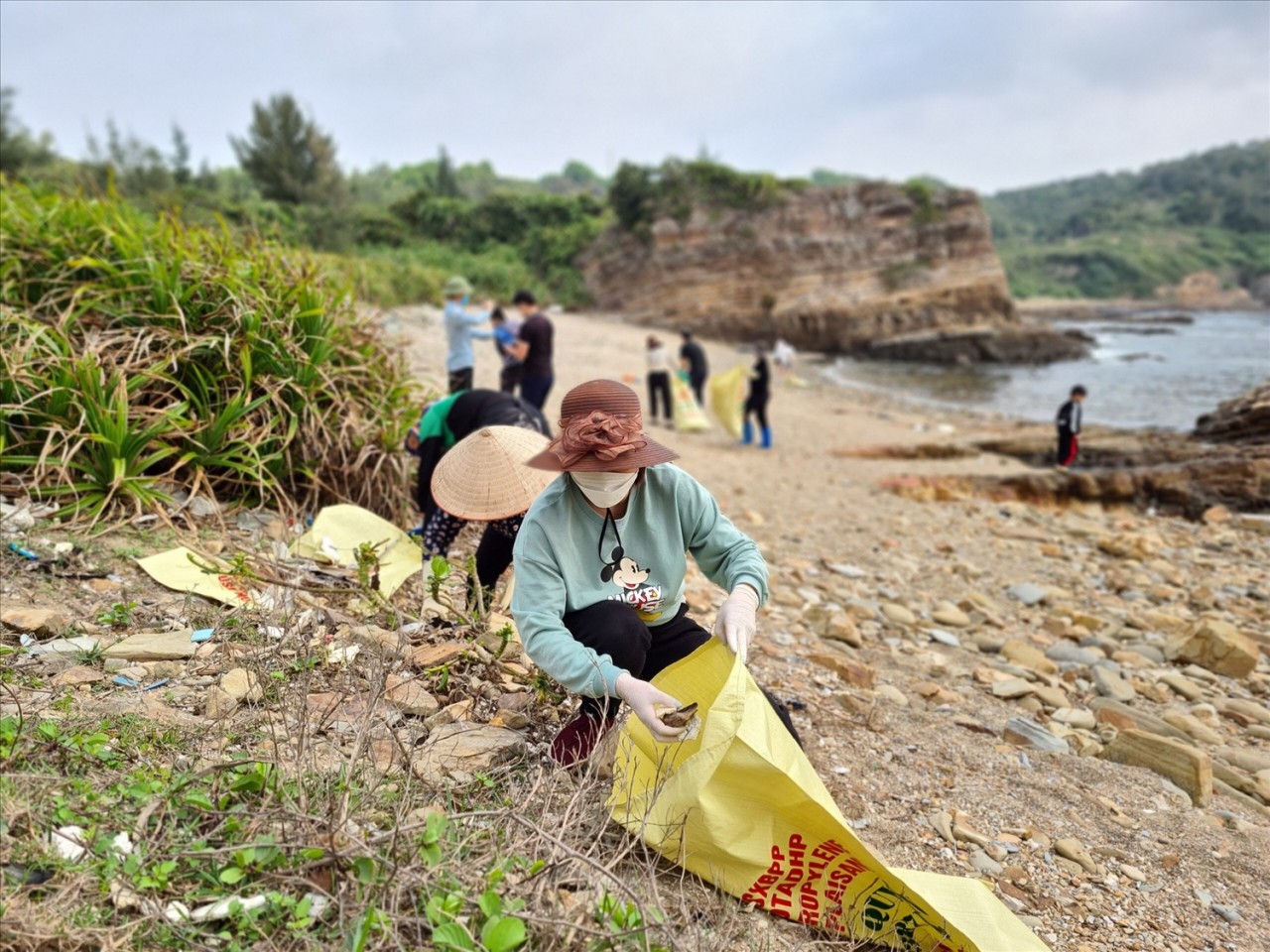 Đảo Cô Tô huy động người dân chung tay dọn rác ngoài biển cuốn vào bờ (Ảnh: baodantoc.vn). Đảo Cô Tô huy động người dân chung tay dọn rác ngoài biển cuốn vào bờ (Ảnh: baodantoc.vn).