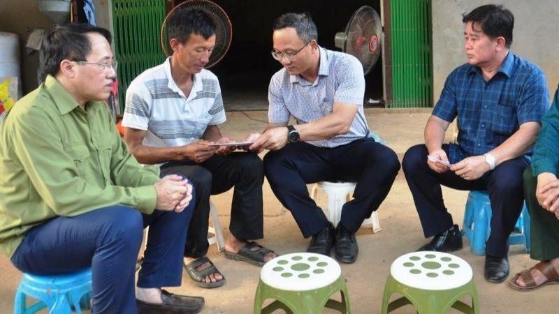 Thăm hỏi, hỗ trợ gia đình các nạn nhân vụ lật thuyền ở Lào Cai Thăm hỏi, hỗ trợ gia đình các nạn nhân vụ lật thuyền ở Lào Cai