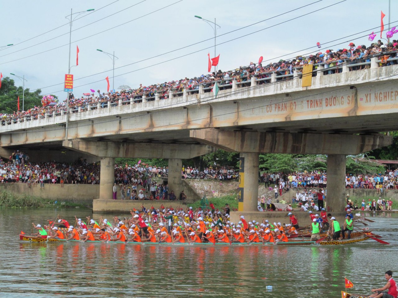 Lễ hội đua thuyền truyền thống Lệ Thủy – Quảng Bình mừng ngày 2/9. (Anh Lễ hội đua thuyền truyền thống Lệ Thủy – Quảng Bình mừng ngày 2/9. (Anh