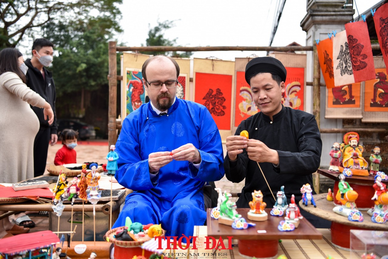 Đại sứ và các nhân viên ngoại giao trải nghiệm hoạt động nặn tò he - một trong những trò chơi dân gian Việt Nam tại làng cổ Đường Lâm (Ảnh: Hải Triều). Đại sứ và các nhân viên ngoại giao trải nghiệm hoạt động nặn tò he - một trong những trò chơi dân gian Việt Nam tại làng cổ Đường Lâm (Ảnh: Hải Triều).